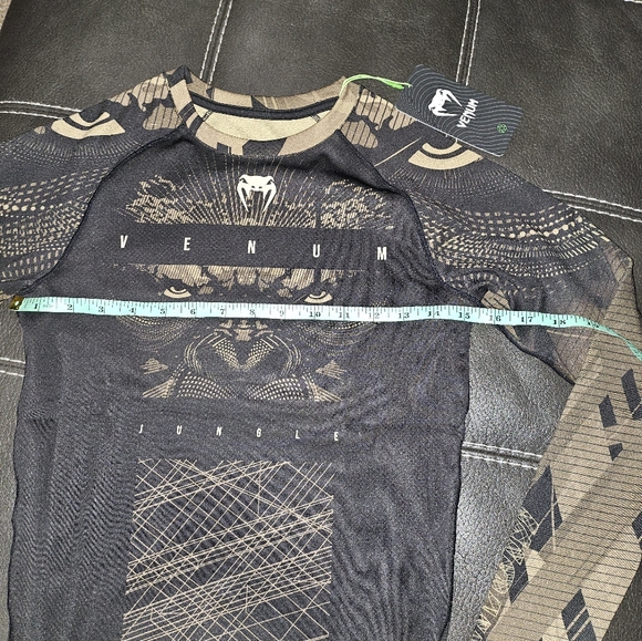 NWT UFC VENUM Gorilla Jungle Rashguard Sand Black Size Small - Picture 2 of 7